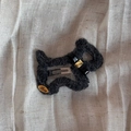Détail de la pince à cheveux chiot tricotée noire avec plaque dorée et clip en métal - Noir