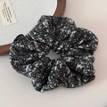 Vue détaillée du chouchou en maille noir et blanc avec étiquette tissée Fashion - Chouchou Tricot Flocon Noir / Noir