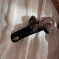 Detailansicht der gepunkteten Tweed-Haarklammer mit goldenem Hand Made Metallschild - Knit Bow Rectangular BB Clip / Braun