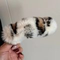 Primer plano de la suave textura de piel sintética con estampado de leopardo del clip - Blanco leopardo