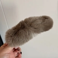 Détail de la texture en fausse fourrure de vison sur une pince à cheveux marron - Chameau