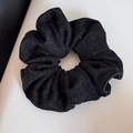 Detailaufnahme der Twill-Struktur und Silberfäden eines großen schwarzen Haargummis - Schwarz