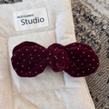 Détail macro d'une barrette à cheveux en velours bordeaux à pois sur lin texturé - Pince à Nœud en Velours à Pois - Rouge
