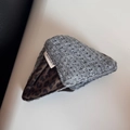 Nahaufnahme von grauem Häkel-Haargummi mit Leopardenmuster-Futter und Logo-Etikett - Gray Leopard Knitted Triangle Hair Claw