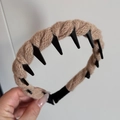 Dettaglio cerchietto in lana marrone intrecciata con denti antiscivolo neri - Albicocca