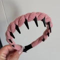 Detail view of the anti-slip black teeth inside the pink knitted wool headband - Pink