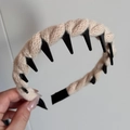Detail of wool knit headband with non-slip inner teeth and chunky beige braid texture - Off White