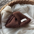 Dettaglio del fermaglio per capelli in peluche marrone con etichetta in tessuto - Artiglio Triangolare con Etichetta in Peluche / Marrone