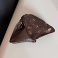 Dettaglio mini custodia in feltro a fiori con targhetta in metallo dorato Lucky chic - Fermaglio a Triangolo Floreale Marrone