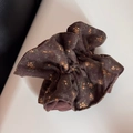 Dettaglio scrunchie floreale vintage marrone scuro con motivi arancioni stile retrò - Elastico per Capelli Floreale Marrone