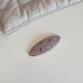 Gros plan sur une pince à cheveux ovale en feutre de laine avec motifs petits nœuds violets - Style Ovale en Tissu Floral-Rose