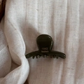 Vue détaillée de la petite pince à cheveux verte en acétate avec texte doré France - Petite Griffe Monobloc À L'acide Acétique - Vert Foncé