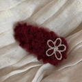 Détail d'une pince à cheveux en peluche rouge foncé avec perles argentées et strass - Clip BB Peluche Bordeaux - Fleur