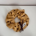 Dettaglio dell'elastico giallo a pois con fiocco in pelle marrone ed etichetta in tessuto - Base Gialla Pois Caffè - Elastico