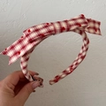 Detail eines rot-weiß karierten Haarreifs mit Schleife und roten Herzmotiven - Rot Gingham Herz