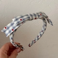 Detail eines blau-weiß karierten Haarreifs mit roten Herzen und Schleifen-Deko - Blau Gingham Herz