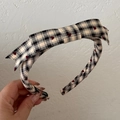 Detail des karierten Stirnbands mit roter Herzstickerei und stylischem handgefertigtem Knoten - Schwarz Beige Karo Herz