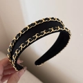 Dettaglio del cerchietto in pelle nera con doppia catena dorata e finiture in tessuto intrecciato - Cerchietto Pelle e Catena