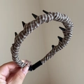 Detalle de diadema de tela a cuadros con peine interior para un efecto de cráneo alto - Aro de Dientes Largos a Cuadros / Café Blanco