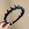 Detalle de la diadema de cuadros azules y negros con puntas decorativas negras y tachuelas - Aro de Dientes Largos a Cuadros / Verde