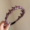Detalle de la diadema a cuadros rojos con puntas negras y textura de tela suave - Aro de Dientes Largos a Cuadros / Rojo