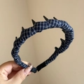 Detalle de diadema de cuadros azules con púas negras decorativas y fundas de tela - Aro de Dientes Largos a Cuadros / Azul marino