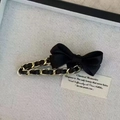 Fermaglio vintage con fiocco in pelle nera e catena dorata in stile Hepburn - Catena In Cuoio - Clip Bb