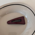 Détail d'une pince à cheveux triangulaire en similicuir bordeaux avec finition noire - Grand Triangle / Bordeaux