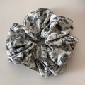 Détail d'un chouchou tie-dye noir et blanc avec étiquette Blind For Love - Gris Imprimé Tie-Dye Chouchou Blanc