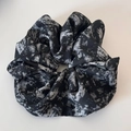 Gros plan sur le motif tie-dye marbré noir et blanc d'un grand chouchou élastique - Gris Imprimé Tie-Dye Chouchou Noir