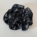 Vue macro d'un chouchou tie-dye surdimensionné avec passepoil noir et plis souples - Gris Imprimé Tie-Dye Chouchou Noir à Volants