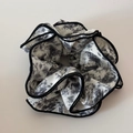 Détail du chouchou vintage à motif tie-dye noir et blanc avec bordures cousues - Gris Imprimé Tie-Dye Chouchou Blanc à Volants