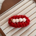 Vue détaillée d'une pince à cheveux au crochet faite main avec perles et fil rouge - Balle Beige Rouge