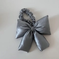 Coletero con lazo de satén gris oscuro con un acabado brillante sedoso y elegante - Azul