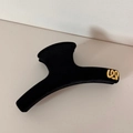 Detalle de pinza para el pelo negra mate flocada con logo WS en metal dorado - Estilo Barra / Negro
