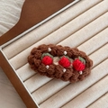 Gros plan détaillé d'une pince à cheveux crochetée à la main avec fraises et perles - Trois Baies