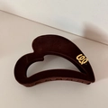 Detalle de la pinza para el pelo de corazón en terciopelo marrón con logo de metal dorado - Estilo Corazón / Marrón