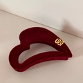 Detalle de la pinza para el pelo con forma de corazón granate con textura aterciopelada - Estilo Corazón / Rojo