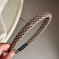 Makroaufnahme von braunem Karo-Haarreif mit beflocktem Herz und Handmade-Etikett - Braun