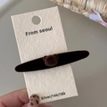 Detalle de una pinza de terciopelo marrón con una linda cabeza de osito flocado - Marrón