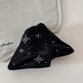 Detailaufnahme einer schwarzen Satin-Haarklammer mit funkelndem Sternen-Strass-Dekor - Schwarz