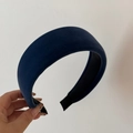 Detalle de diadema de terciopelo azul marino acolchada con forro interior negro antideslizante - Azul