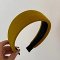 Primer plano de diadema acolchada de terciopelo amarillo brillante con forro interior negro - Amarillo