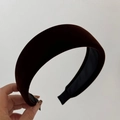 Detalle de diadema de terciopelo marrón oscuro con acolchado grueso y forro negro antideslizante - Marrón