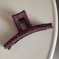 Détail d'une pince à cheveux carrée en tweed violet montrant le tissu et les dents - Pince droite / Rouge