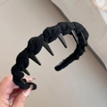 Détail macro du serre-tête tressé noir montrant les dents antidérapantes internes - Noir