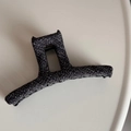 Détail d'une grande pince à cheveux en tissu tweed gris avec ressort métallique minimaliste - Pince droite / Noir