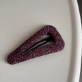 Gros plan sur une pince à cheveux triangulaire en tissu tweed violet aux accents blancs - Pince à cheveux BB triangulaire / Rouge