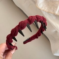 Dettaglio del cerchietto in maglia intrecciata rosso vino con etichetta Hand Made - Rosso