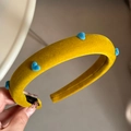 Detalle de la diadema de terciopelo amarillo con adornos de corazones azules - Corazón Flocado (FD90695) / Amarillo
